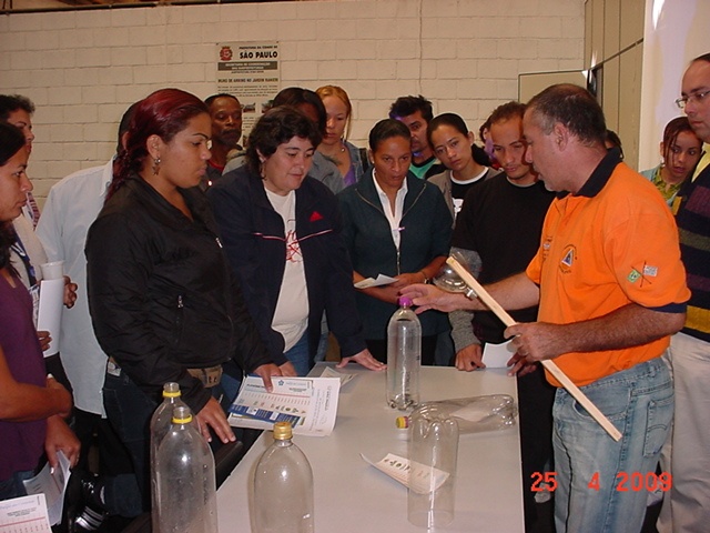 Oficina: voluntários aprendem a fazer o pluviômetro